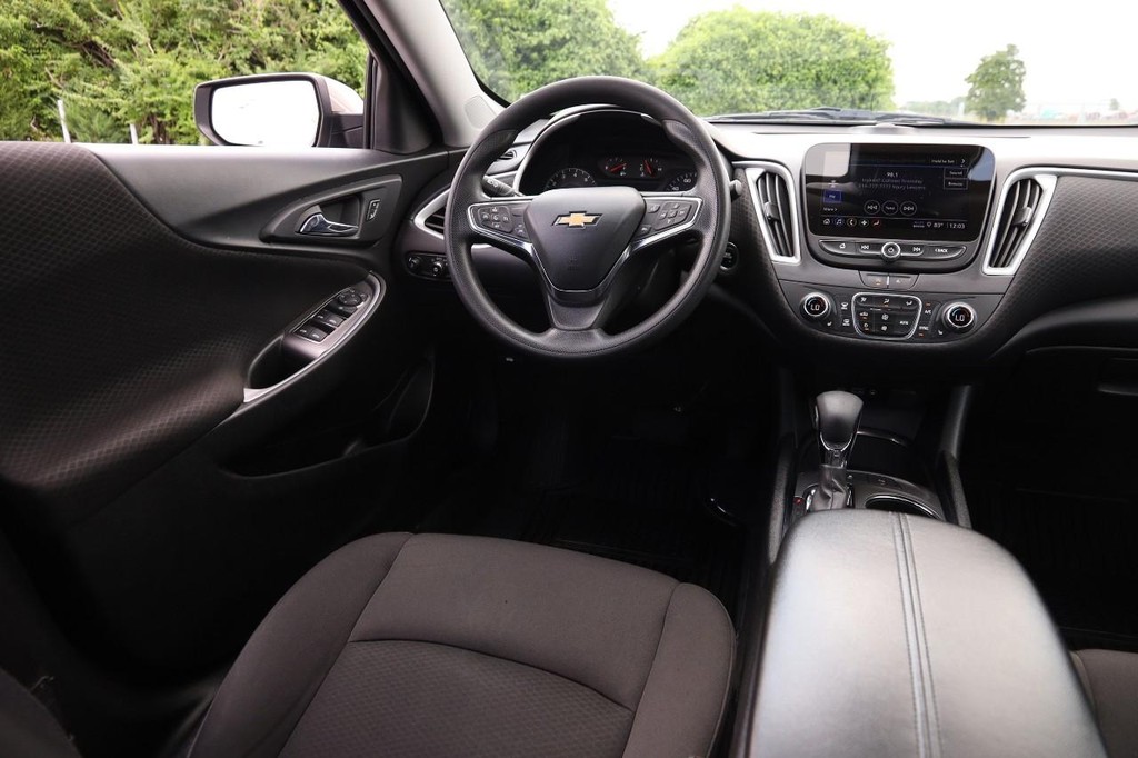 Chevrolet Malibu Vehicle Image 23