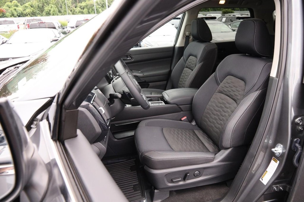Nissan Pathfinder Vehicle Image 10