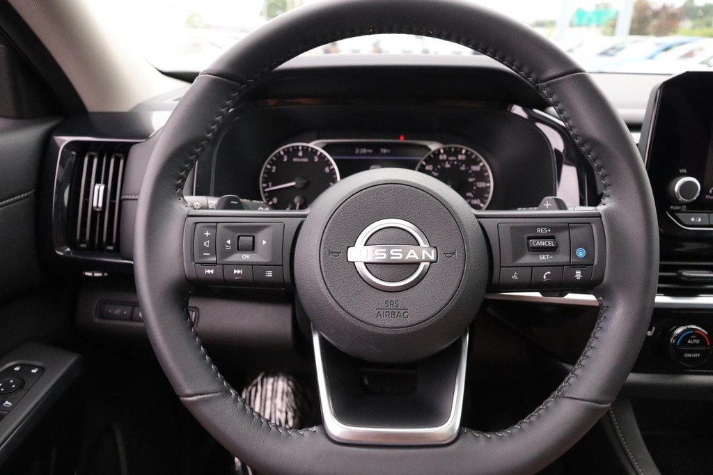 Nissan Pathfinder Vehicle Image 13
