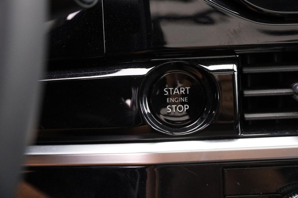 Nissan Pathfinder Vehicle Image 17