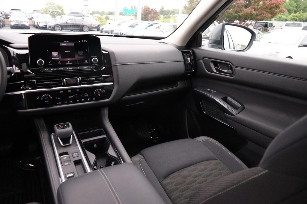 Nissan Pathfinder Vehicle Image 27