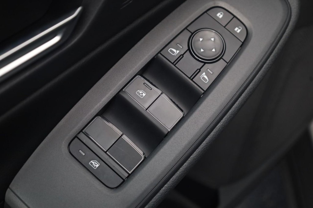 Nissan Sentra Vehicle Image 08