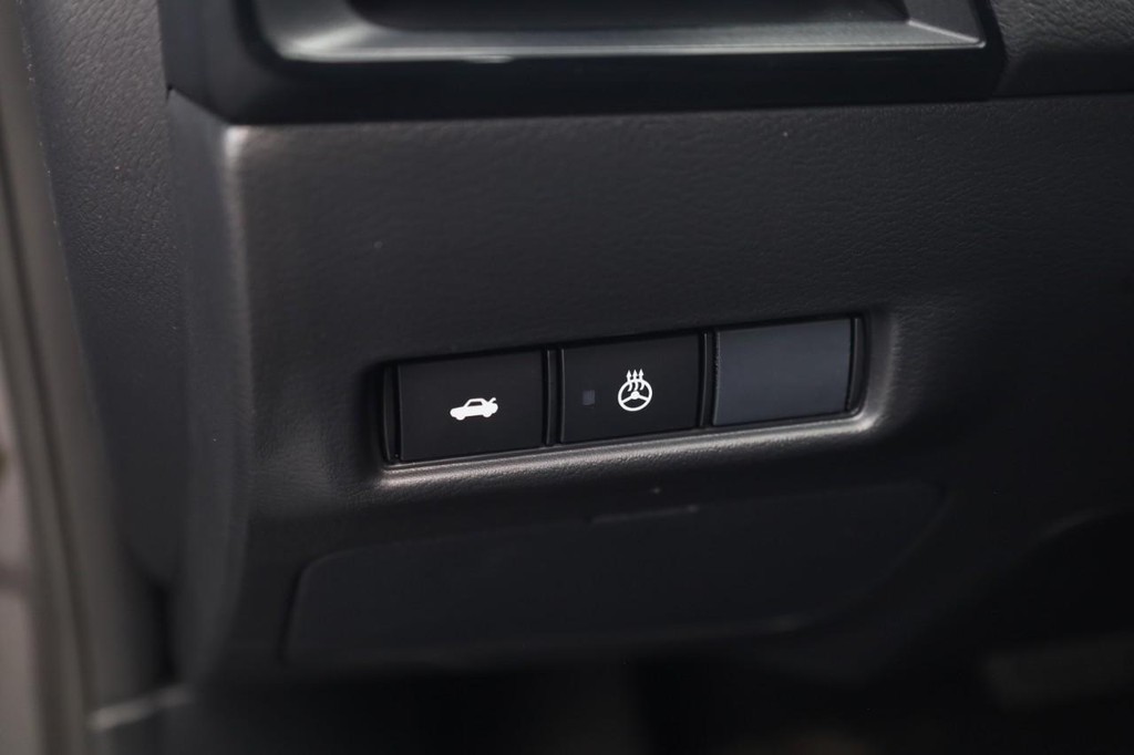 Nissan Sentra Vehicle Image 09
