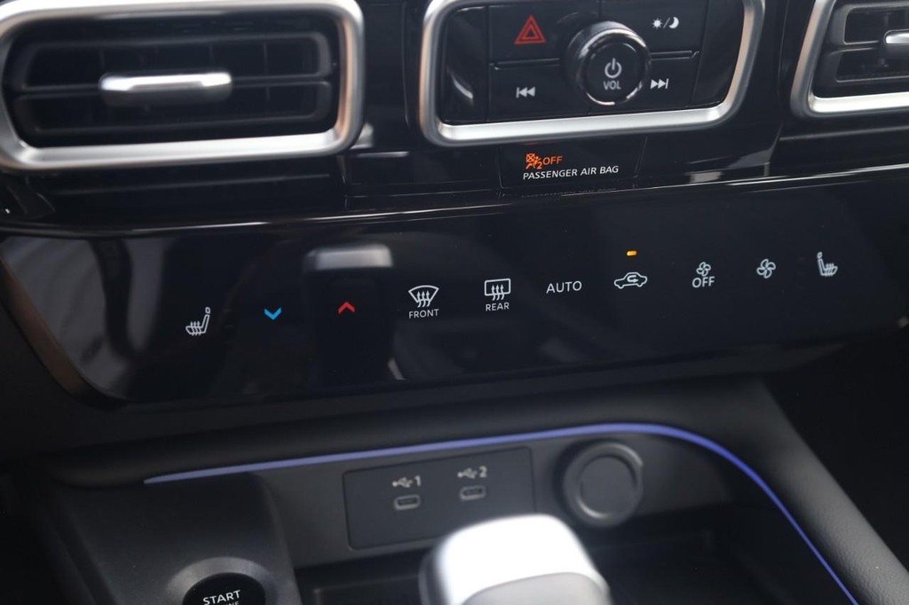 Nissan Sentra Vehicle Image 13