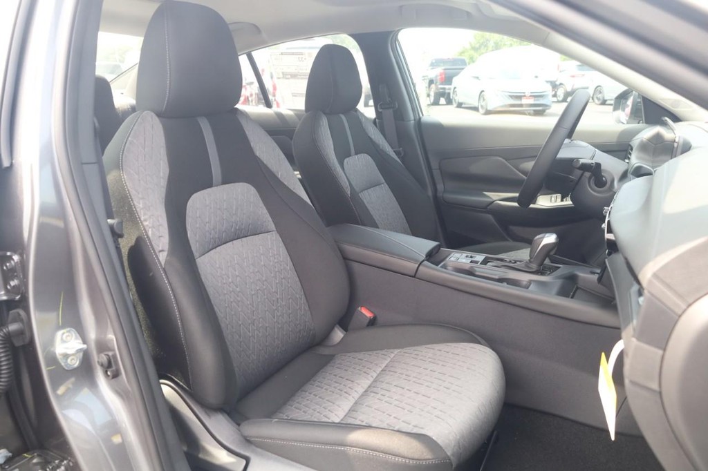 Nissan Sentra Vehicle Image 18