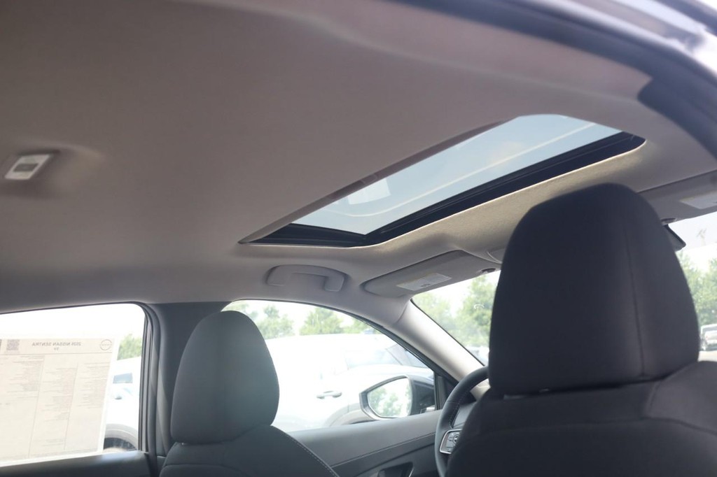 Nissan Sentra Vehicle Image 20