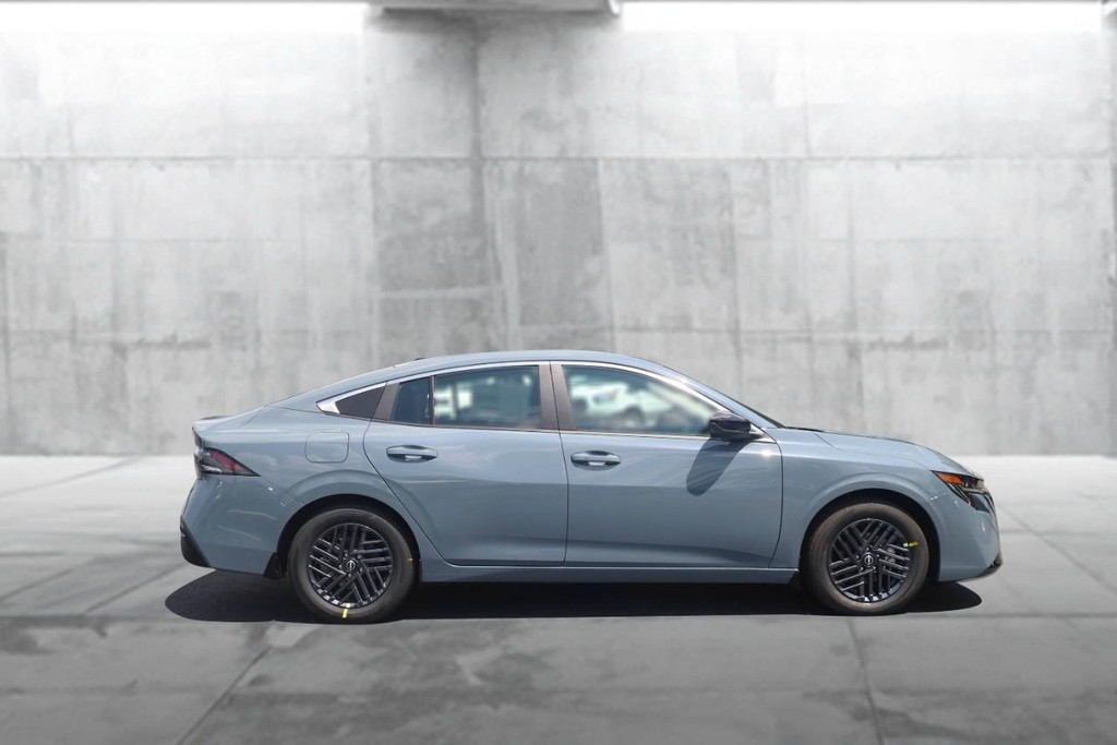 Nissan Sentra Vehicle Image 05