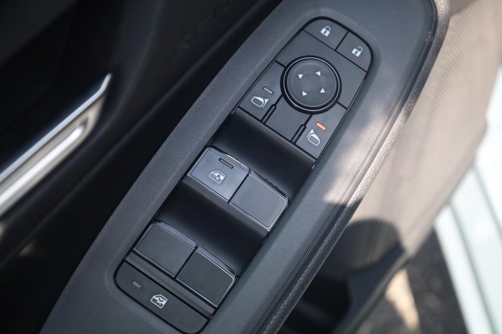 Nissan Sentra Vehicle Image 11
