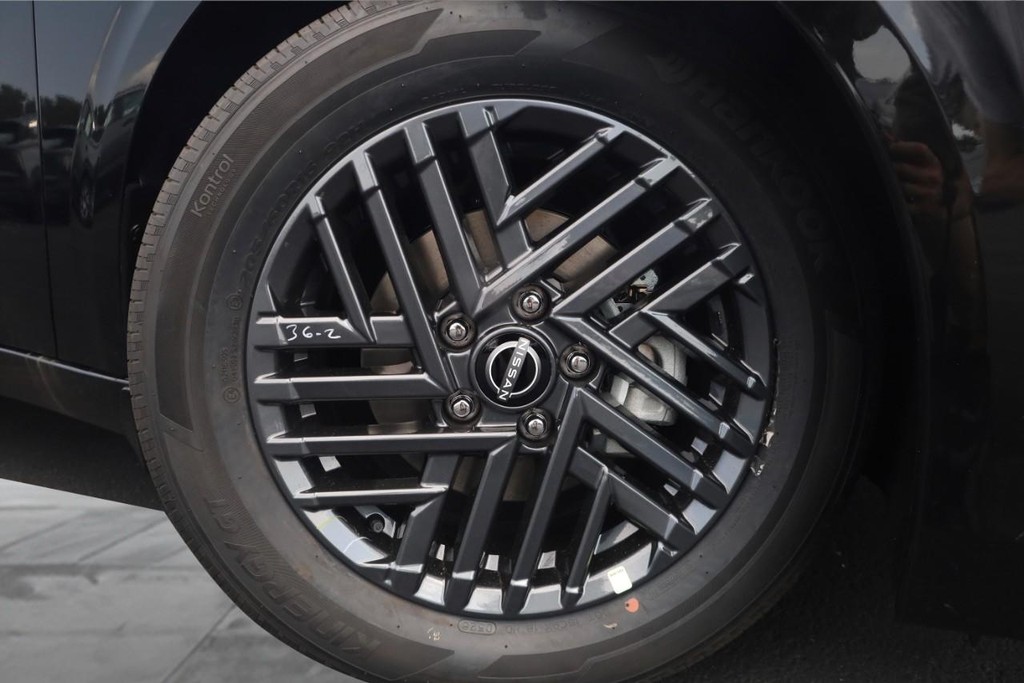 Nissan Sentra Vehicle Image 03