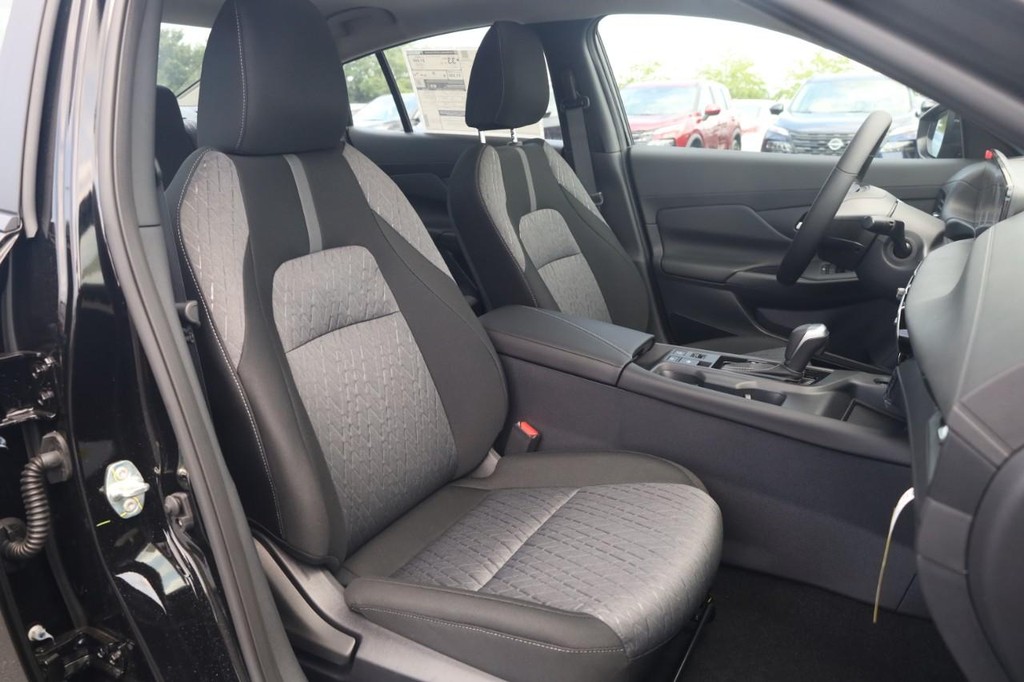 Nissan Sentra Vehicle Image 21