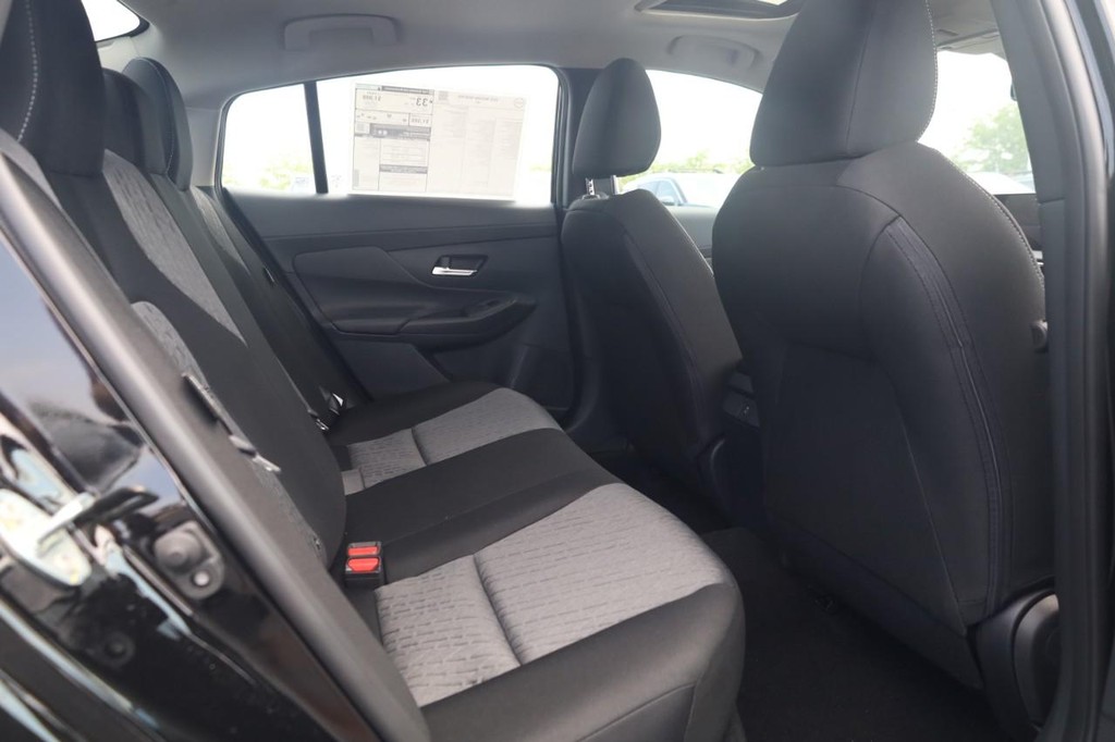 Nissan Sentra Vehicle Image 22