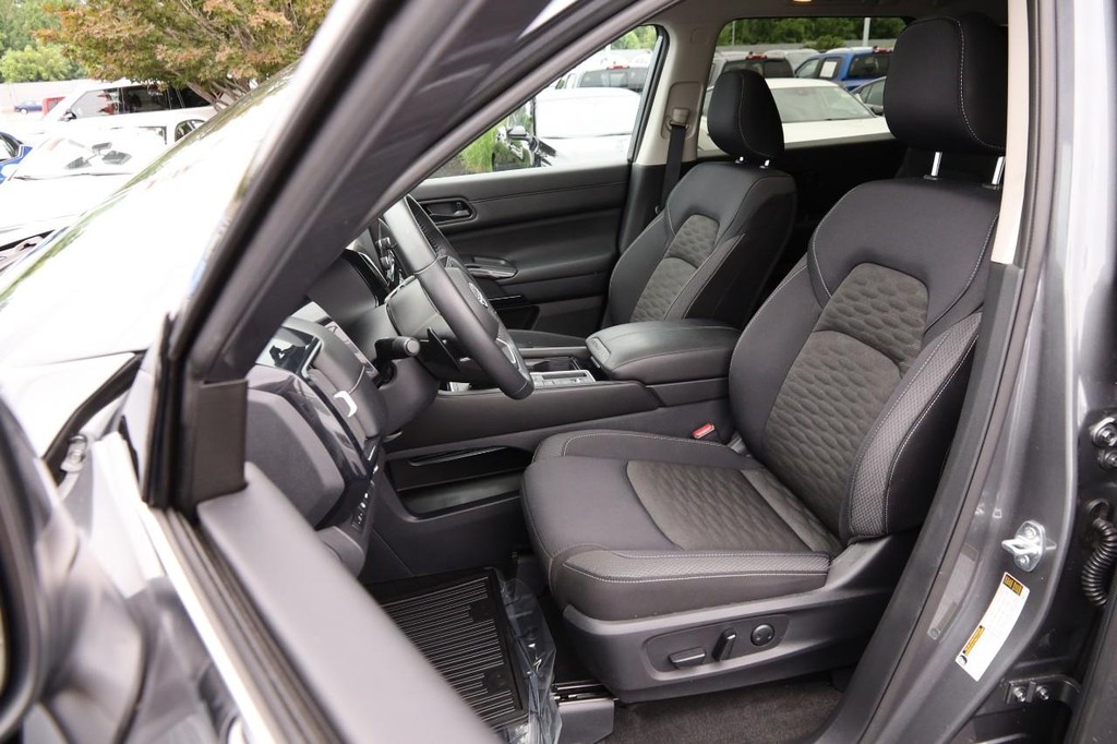 Nissan Pathfinder Vehicle Image 09