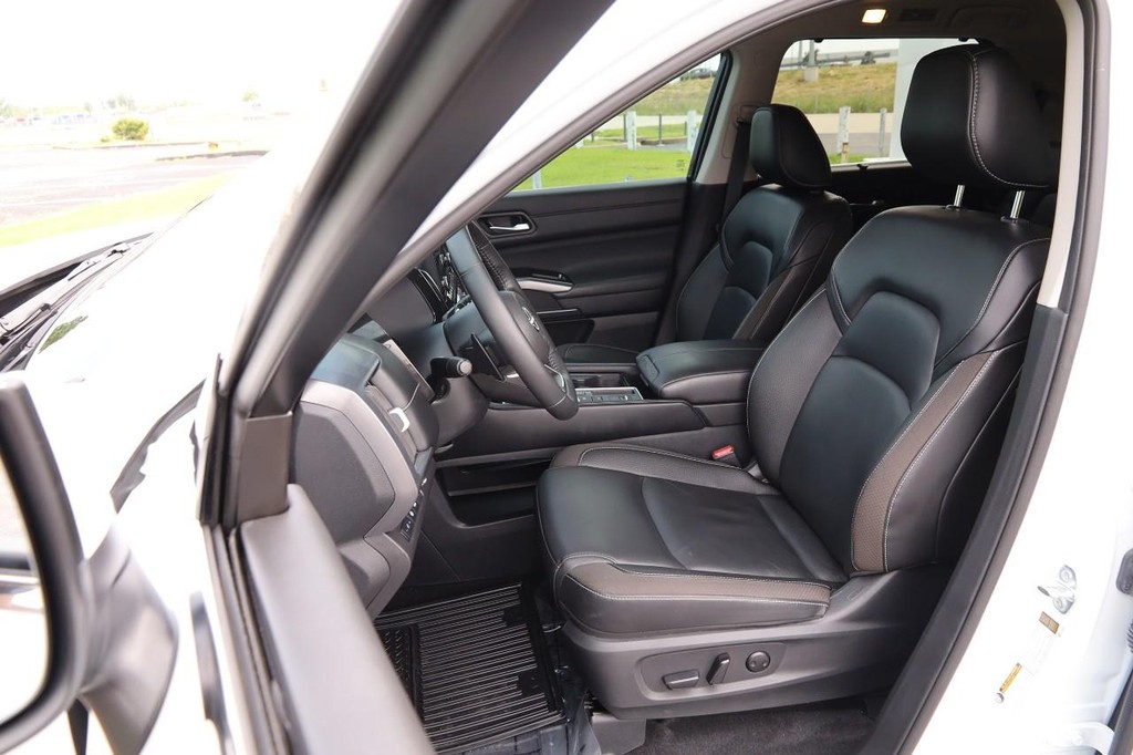Nissan Pathfinder Vehicle Image 09