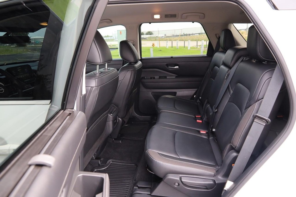 Nissan Pathfinder Vehicle Image 10