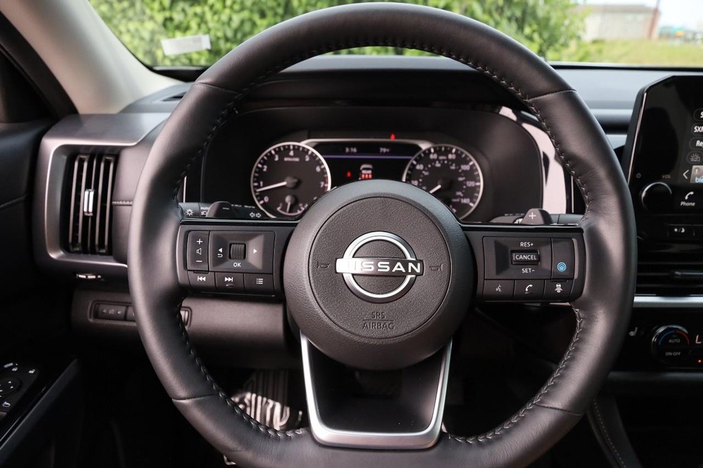 Nissan Pathfinder Vehicle Image 12