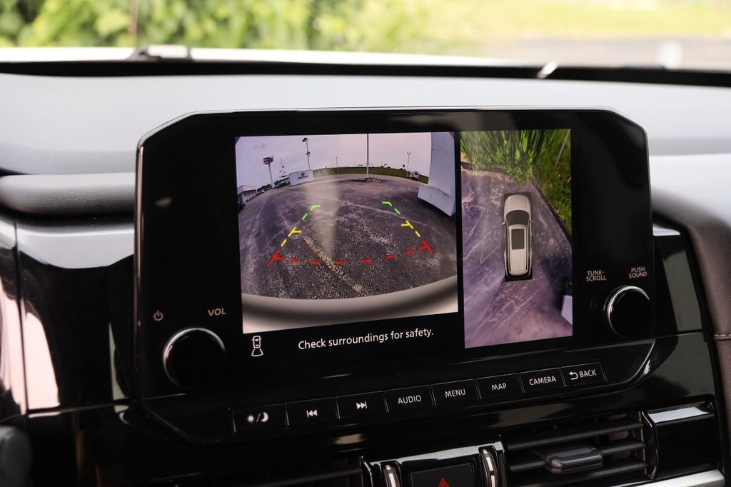 Nissan Pathfinder Vehicle Image 18