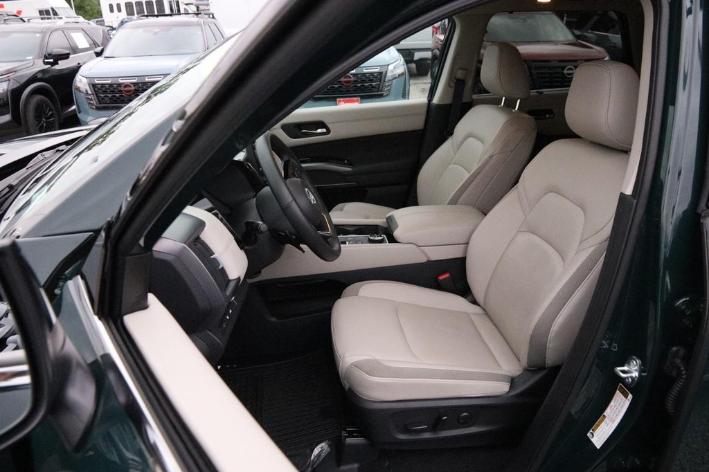Nissan Pathfinder Vehicle Image 09