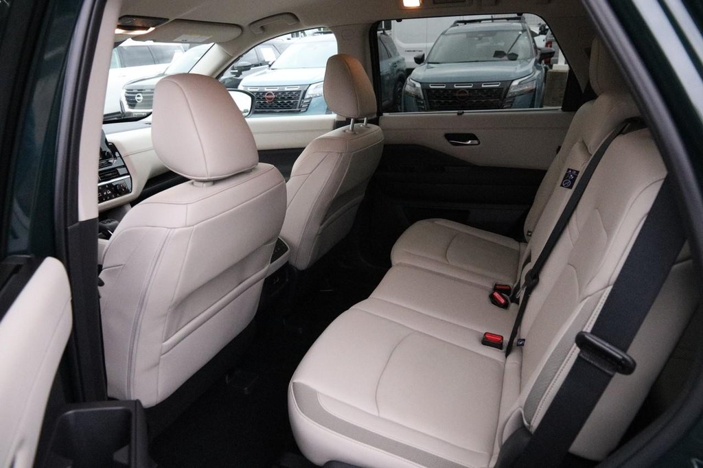 Nissan Pathfinder Vehicle Image 10