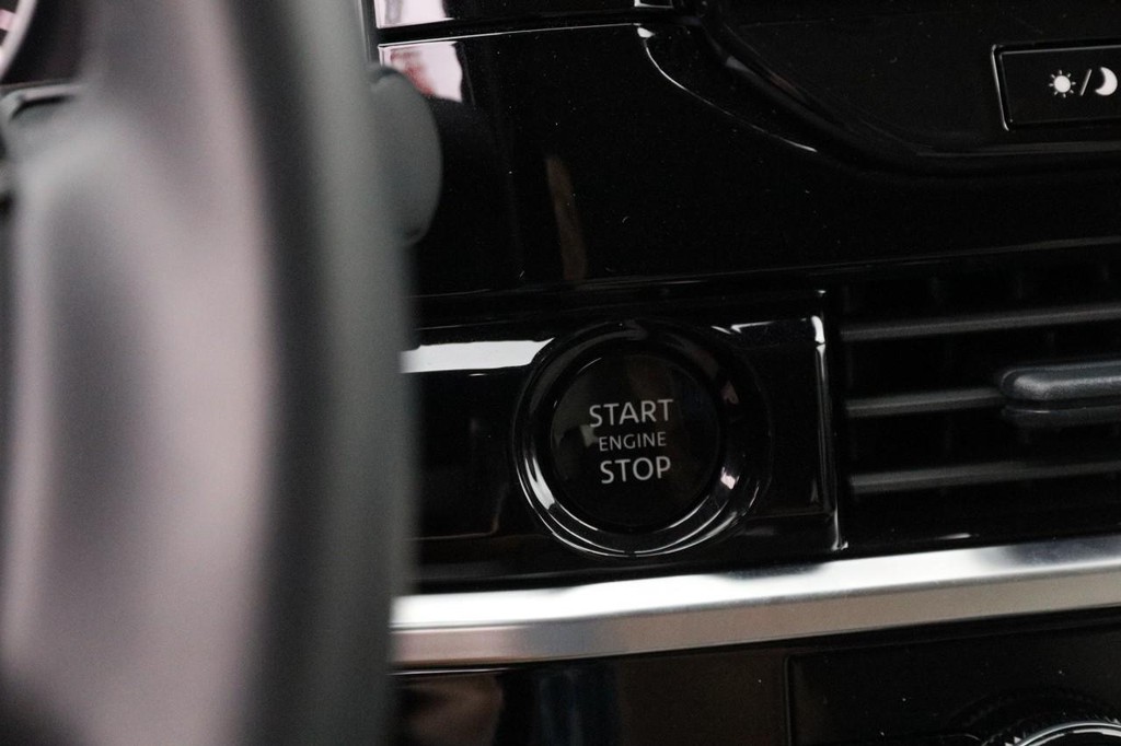 Nissan Pathfinder Vehicle Image 16