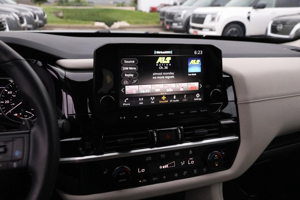 Nissan Pathfinder Vehicle Image 17