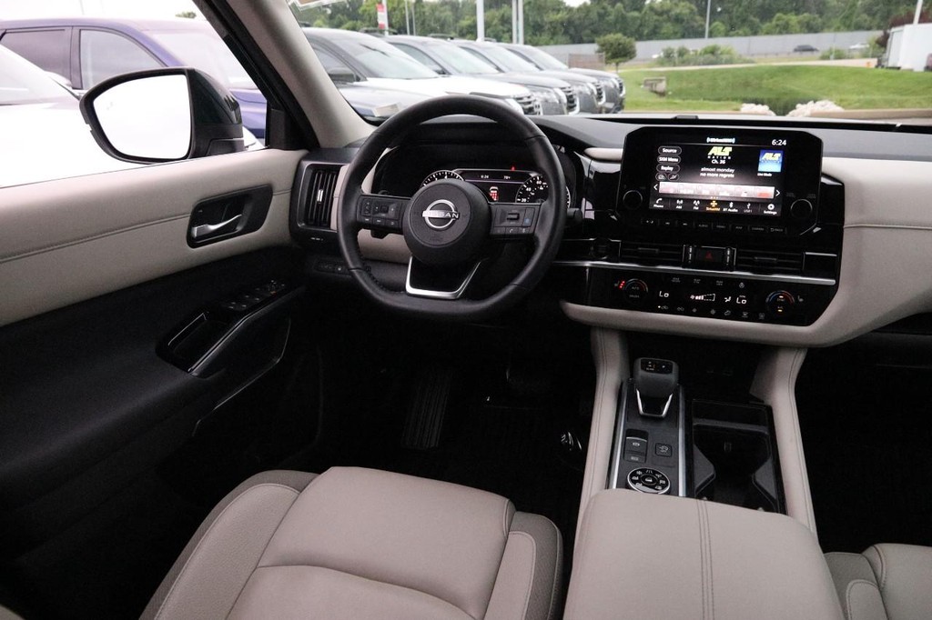Nissan Pathfinder Vehicle Image 25