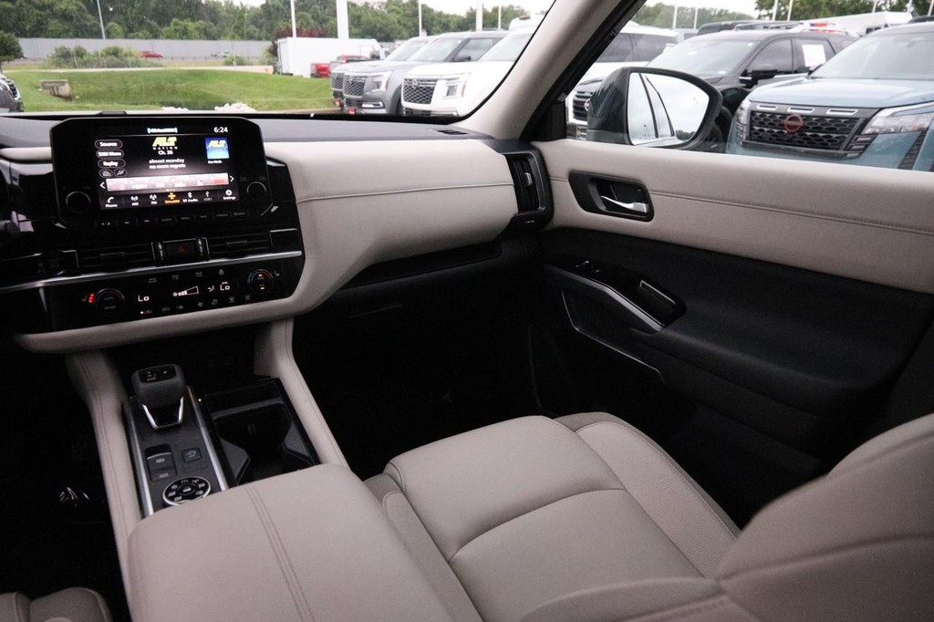 Nissan Pathfinder Vehicle Image 28