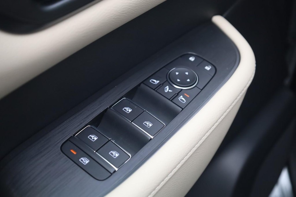 Nissan Armada Vehicle Image 11