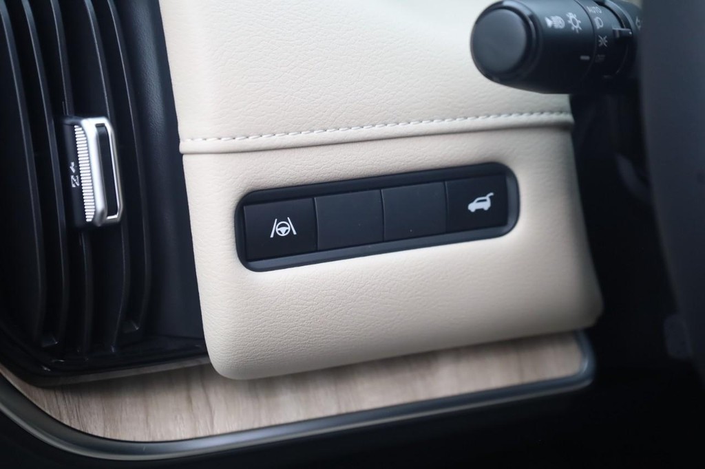 Nissan Armada Vehicle Image 13