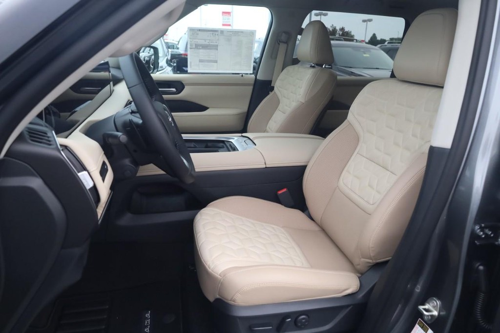 Nissan Armada Vehicle Image 19