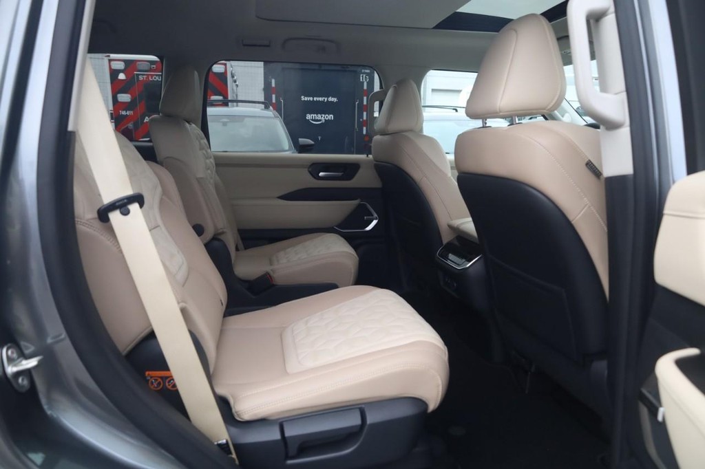 Nissan Armada Vehicle Image 21