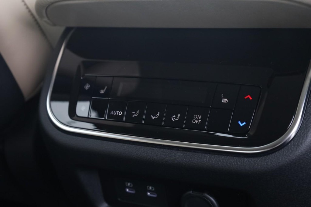 Nissan Armada Vehicle Image 23