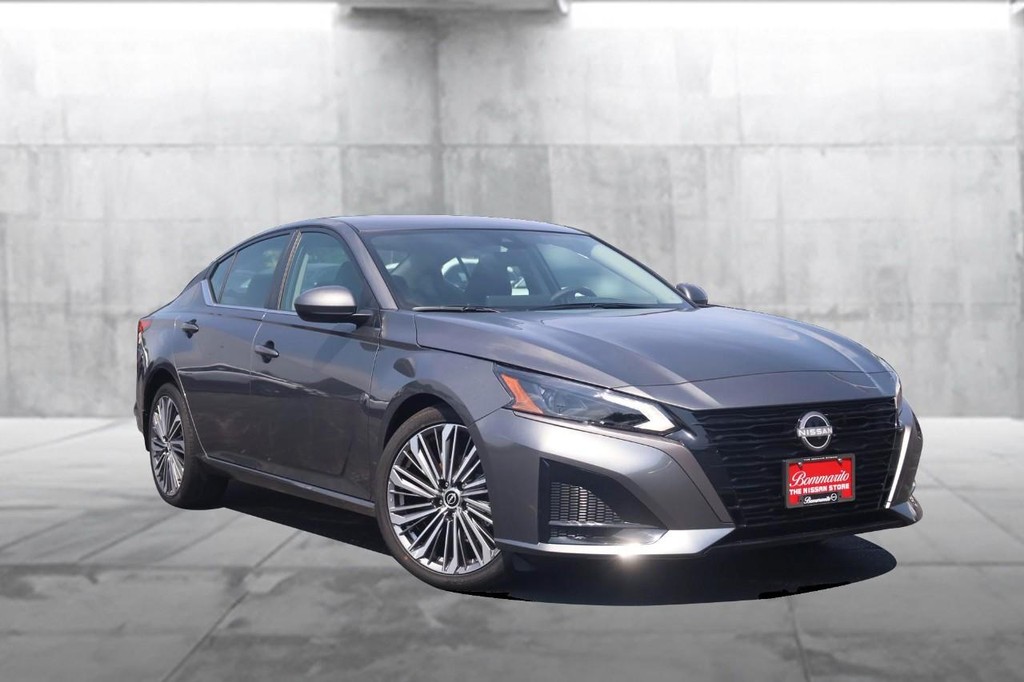 Nissan Altima Vehicle Image 02
