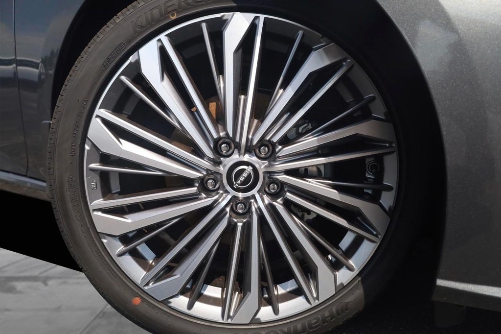 Nissan Altima Vehicle Image 03