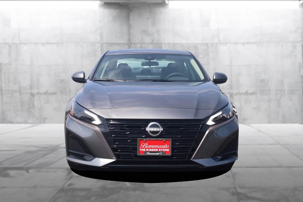 Nissan Altima Vehicle Image 04