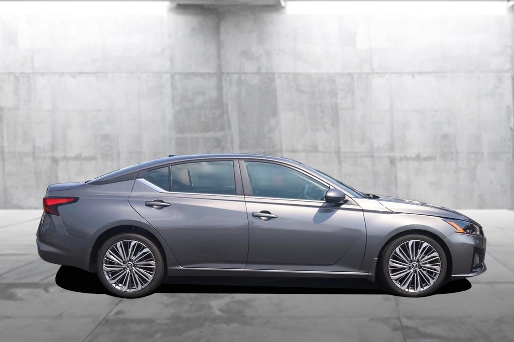 Nissan Altima Vehicle Image 05