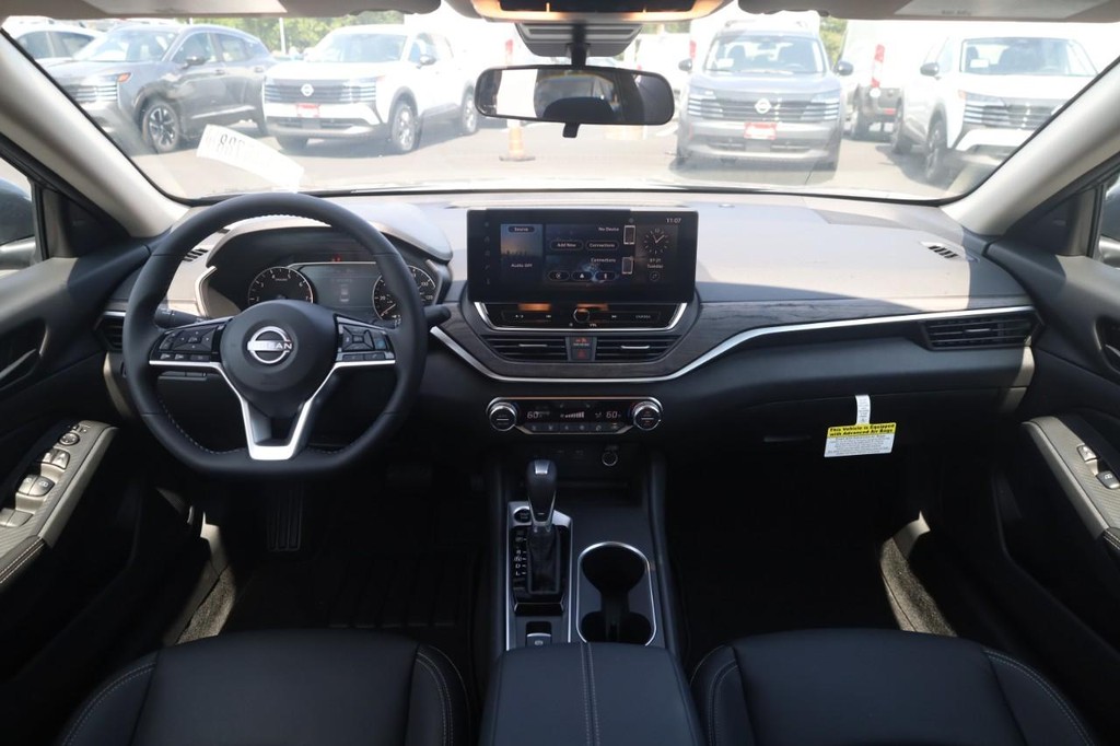 Nissan Altima Vehicle Image 07