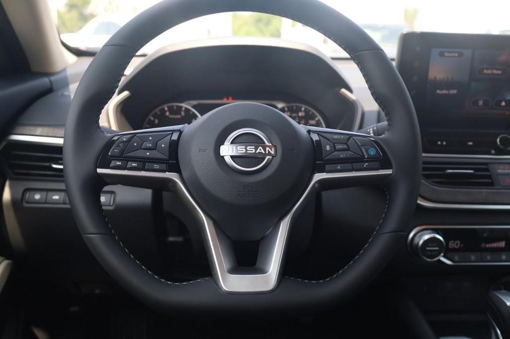 Nissan Altima Vehicle Image 08