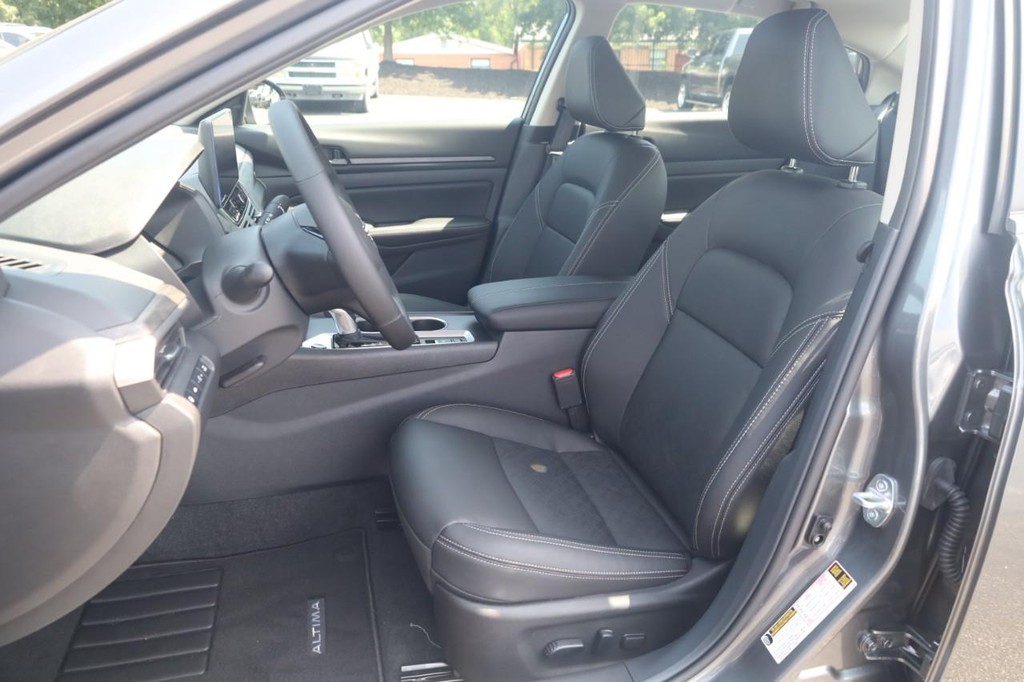 Nissan Altima Vehicle Image 19