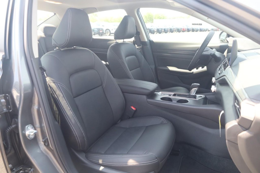 Nissan Altima Vehicle Image 20