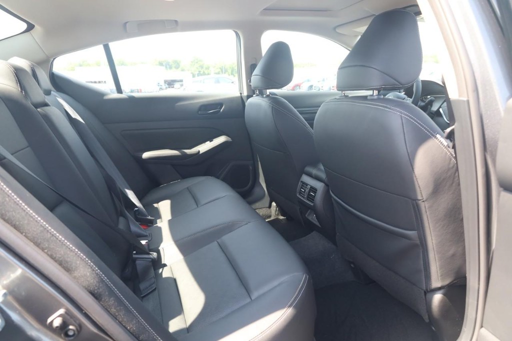 Nissan Altima Vehicle Image 21