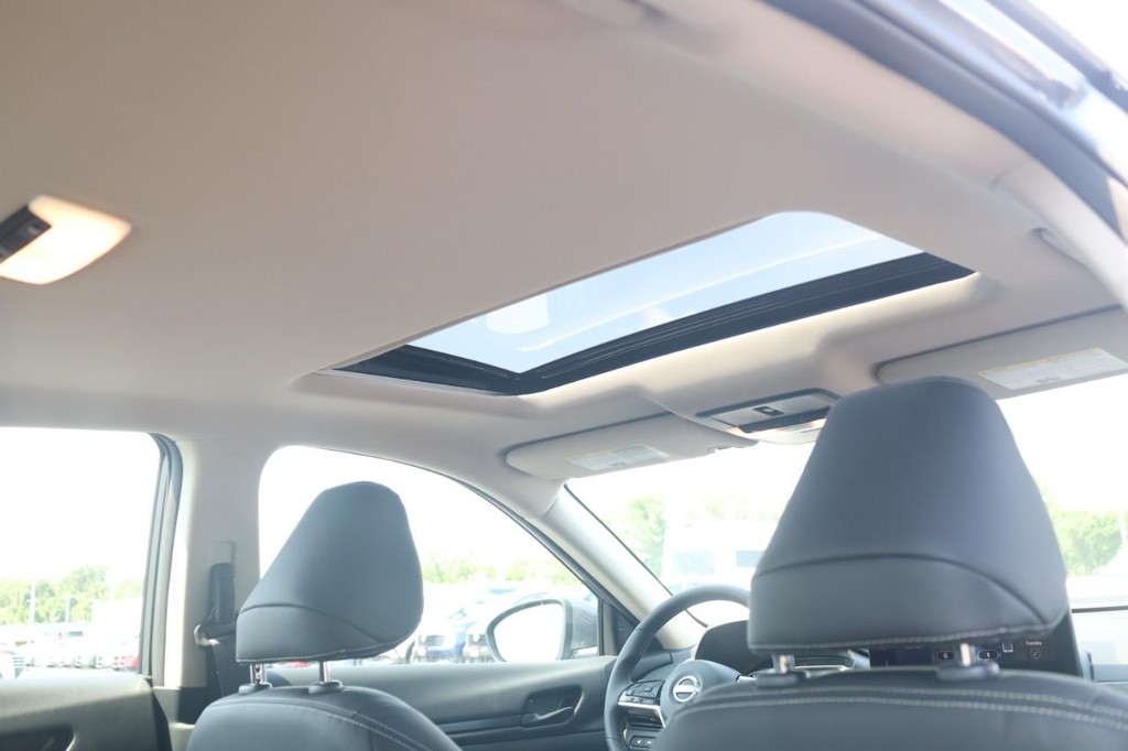 Nissan Altima Vehicle Image 22