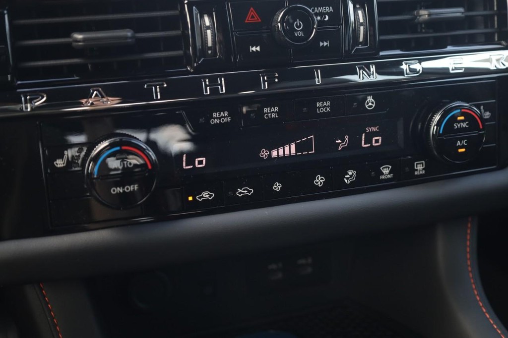 Nissan Pathfinder Vehicle Image 16
