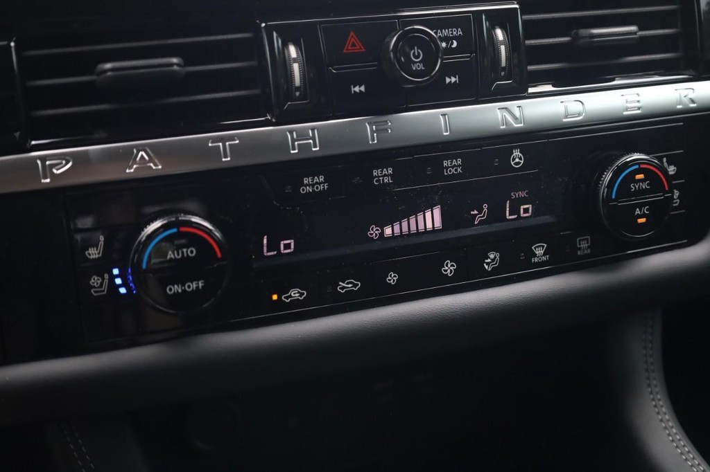 Nissan Pathfinder Vehicle Image 17