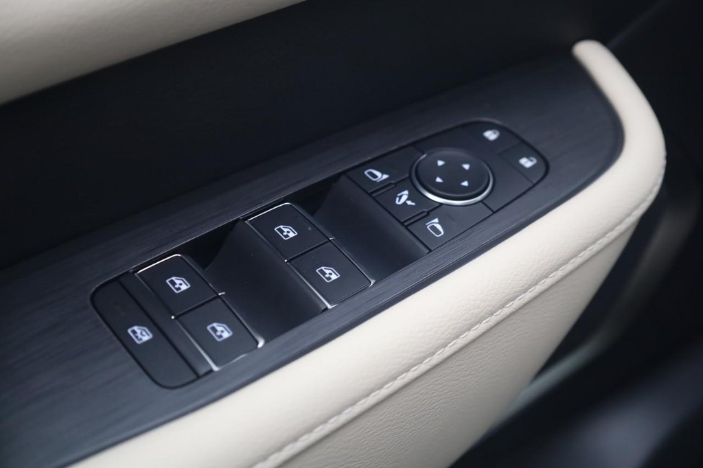 Nissan Armada Vehicle Image 11