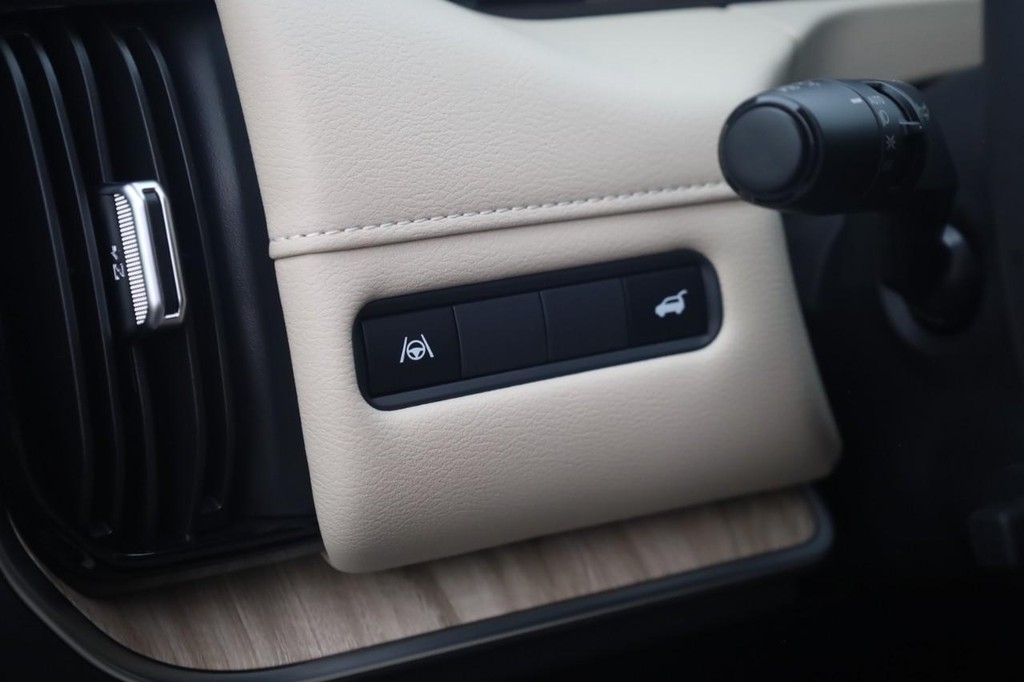 Nissan Armada Vehicle Image 13