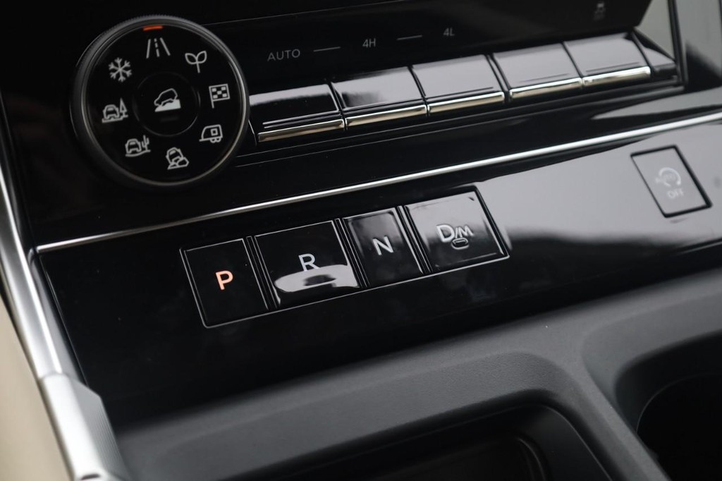 Nissan Armada Vehicle Image 18