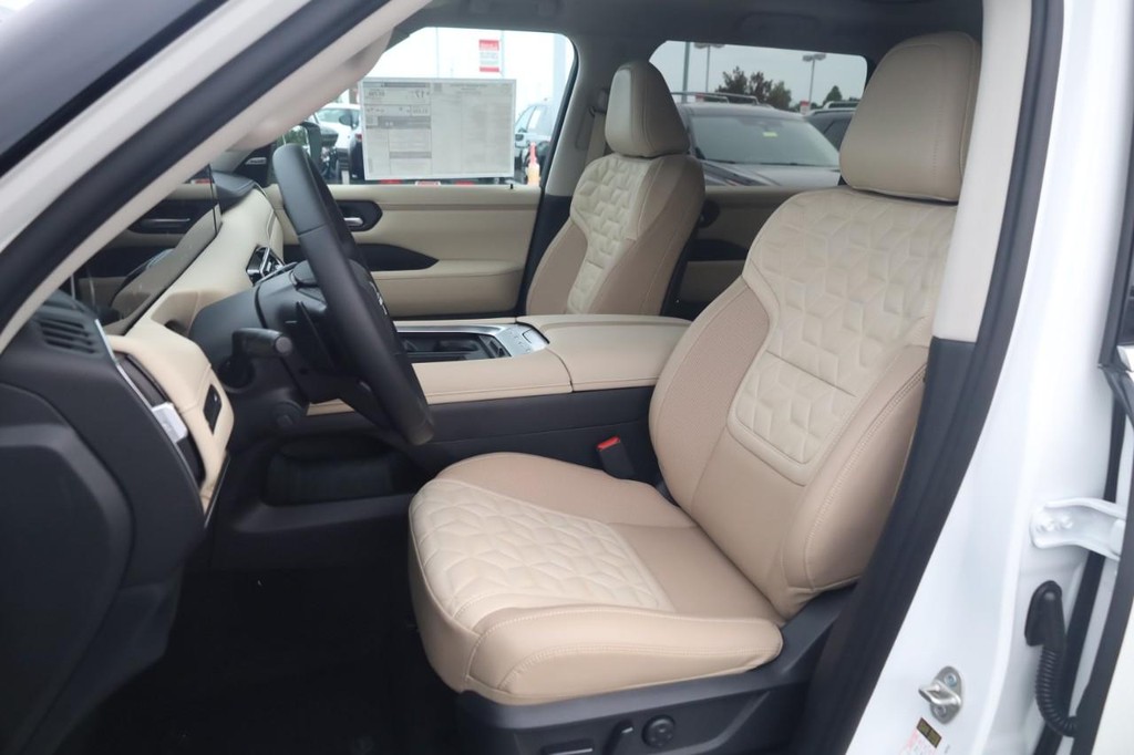 Nissan Armada Vehicle Image 19