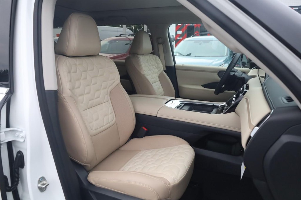 Nissan Armada Vehicle Image 20