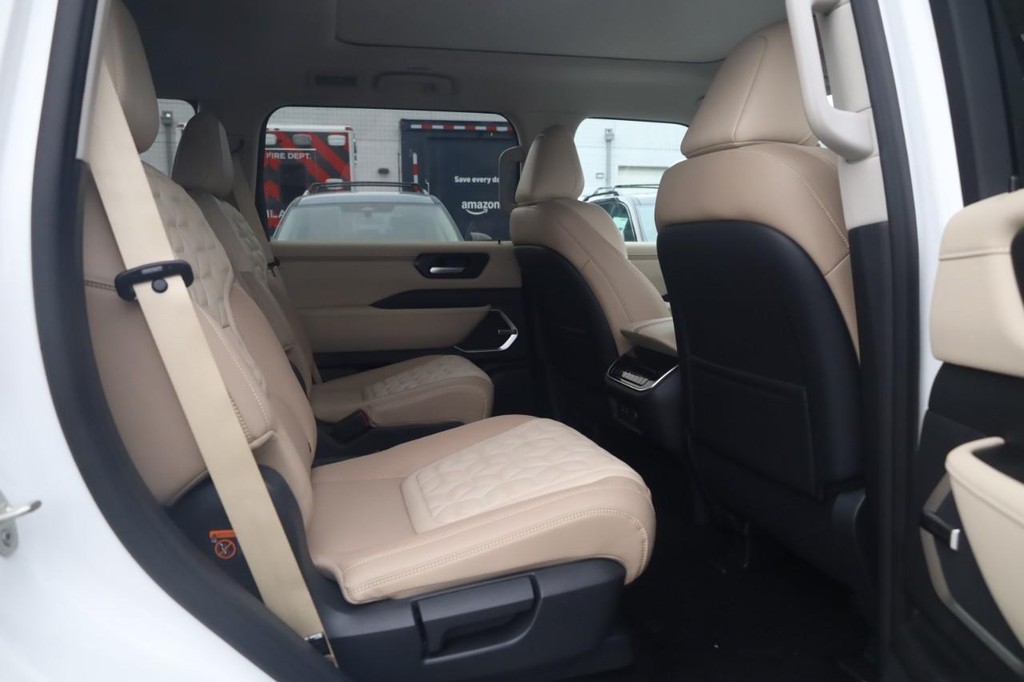 Nissan Armada Vehicle Image 21