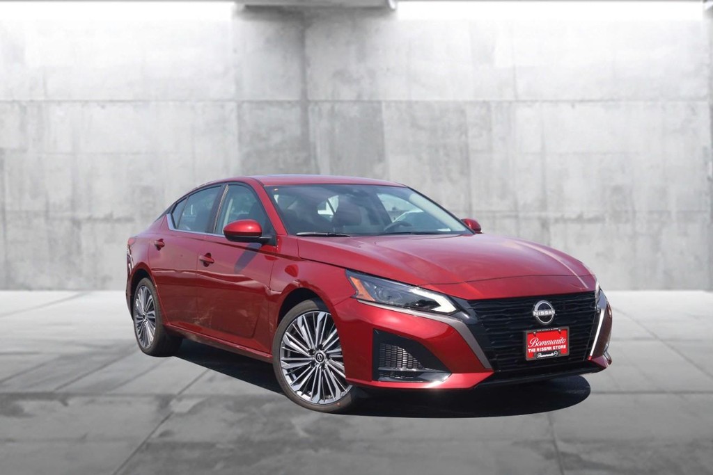 Nissan Altima Vehicle Image 02